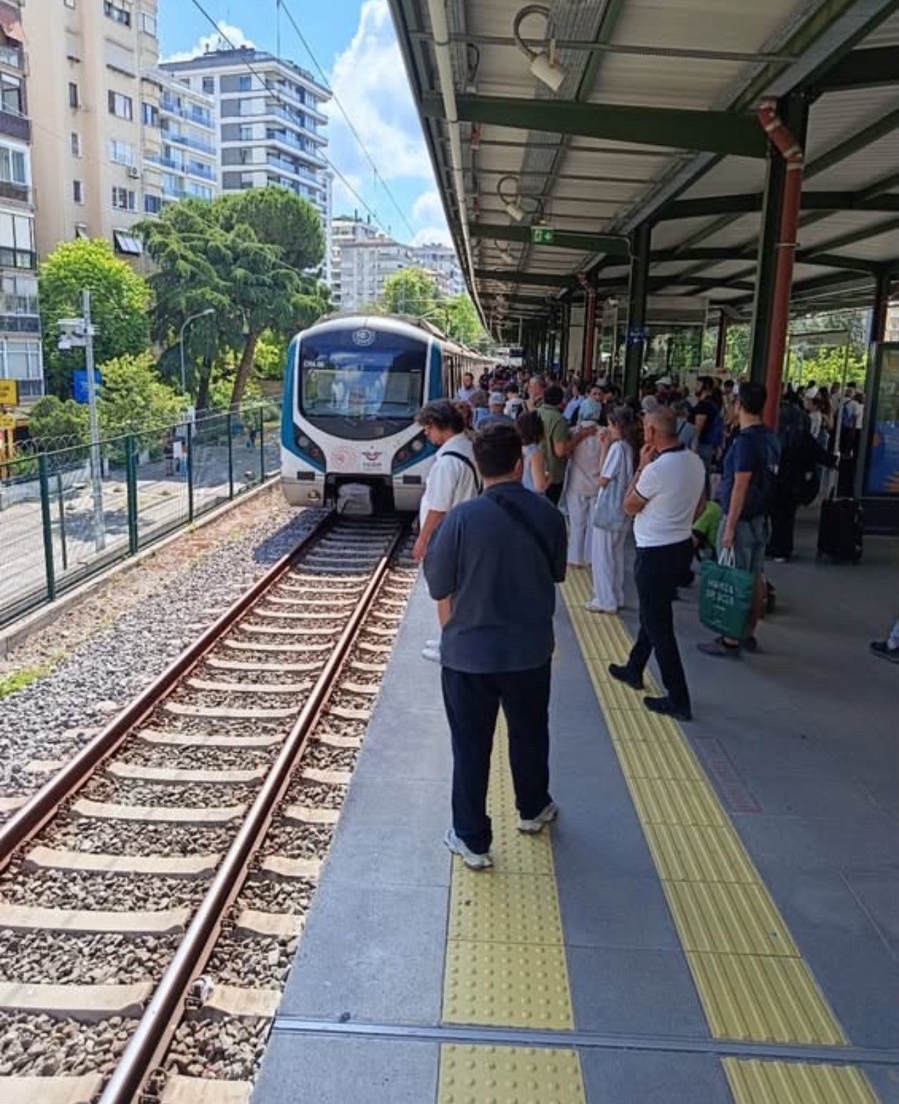 Bir intihar vakası daha: İstasyonlar'da koruyucu  bariyer niye yok?