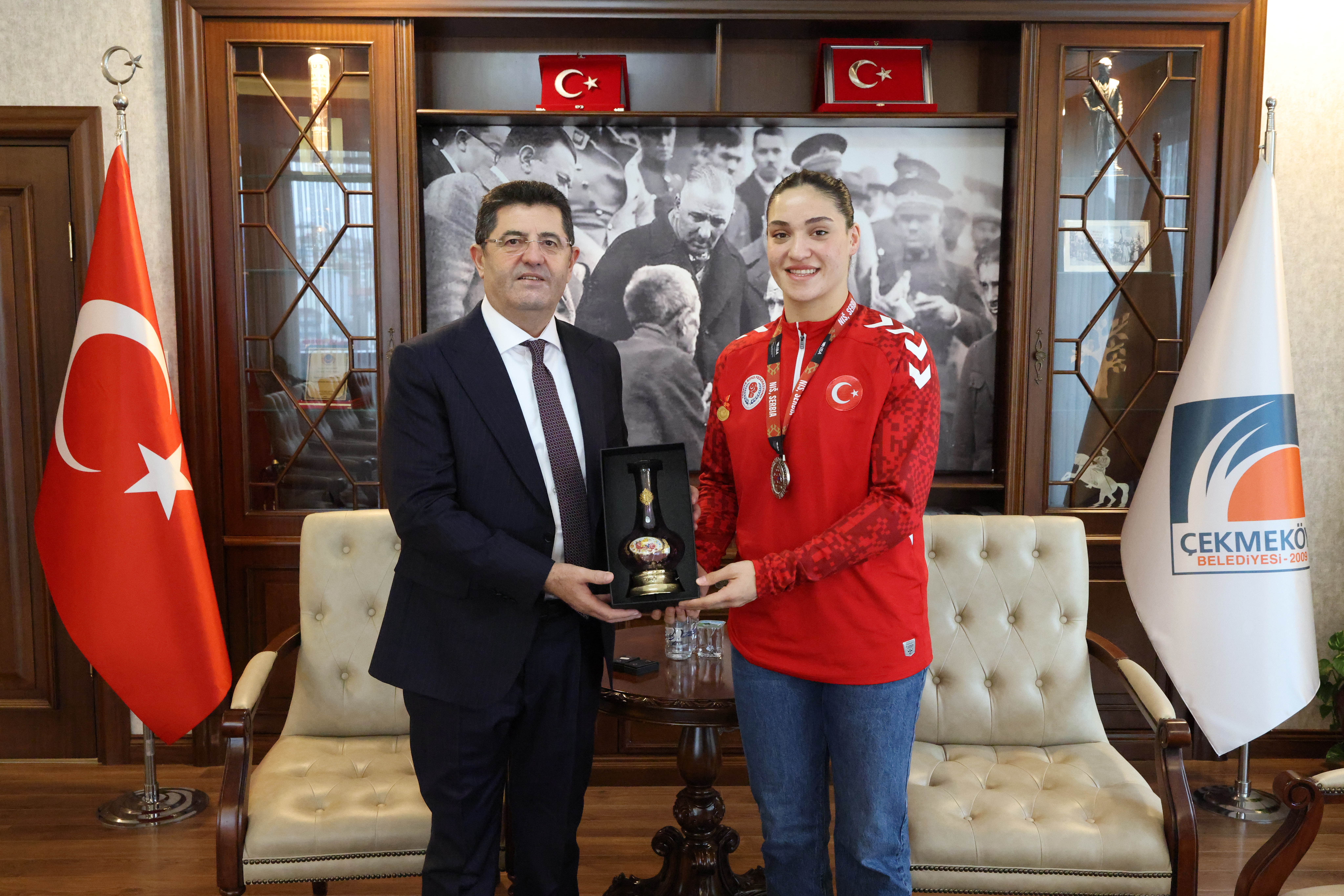 ÇEKMEKÖYLÜ MİLLİ BOKSÖRDEN BAŞKAN ÇERKEZ’E ZİYARET