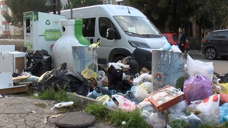 İstanbul'da skandal görüntü! İşçiler iş bıraktı, çöp dağları oluştu
