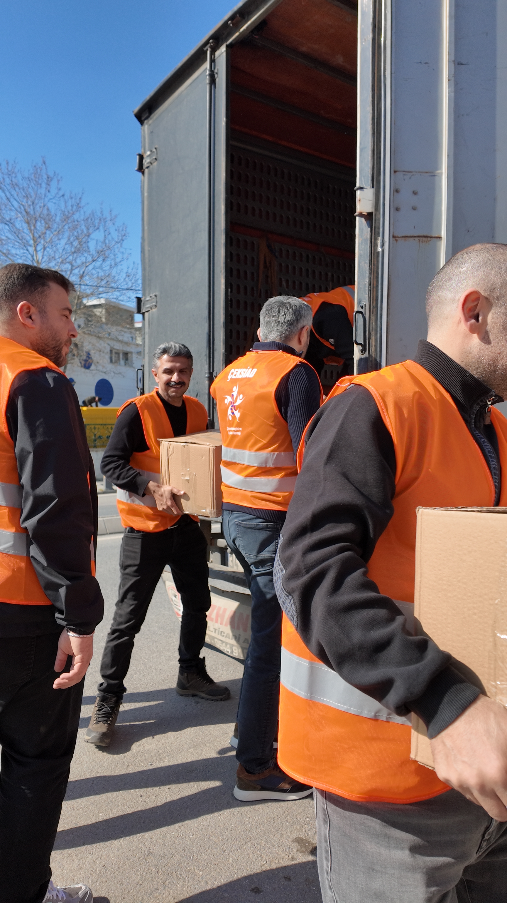 ÇEKSİAD'dan anlamlı yardım: Bayram öncesi aileler sevindirilildi