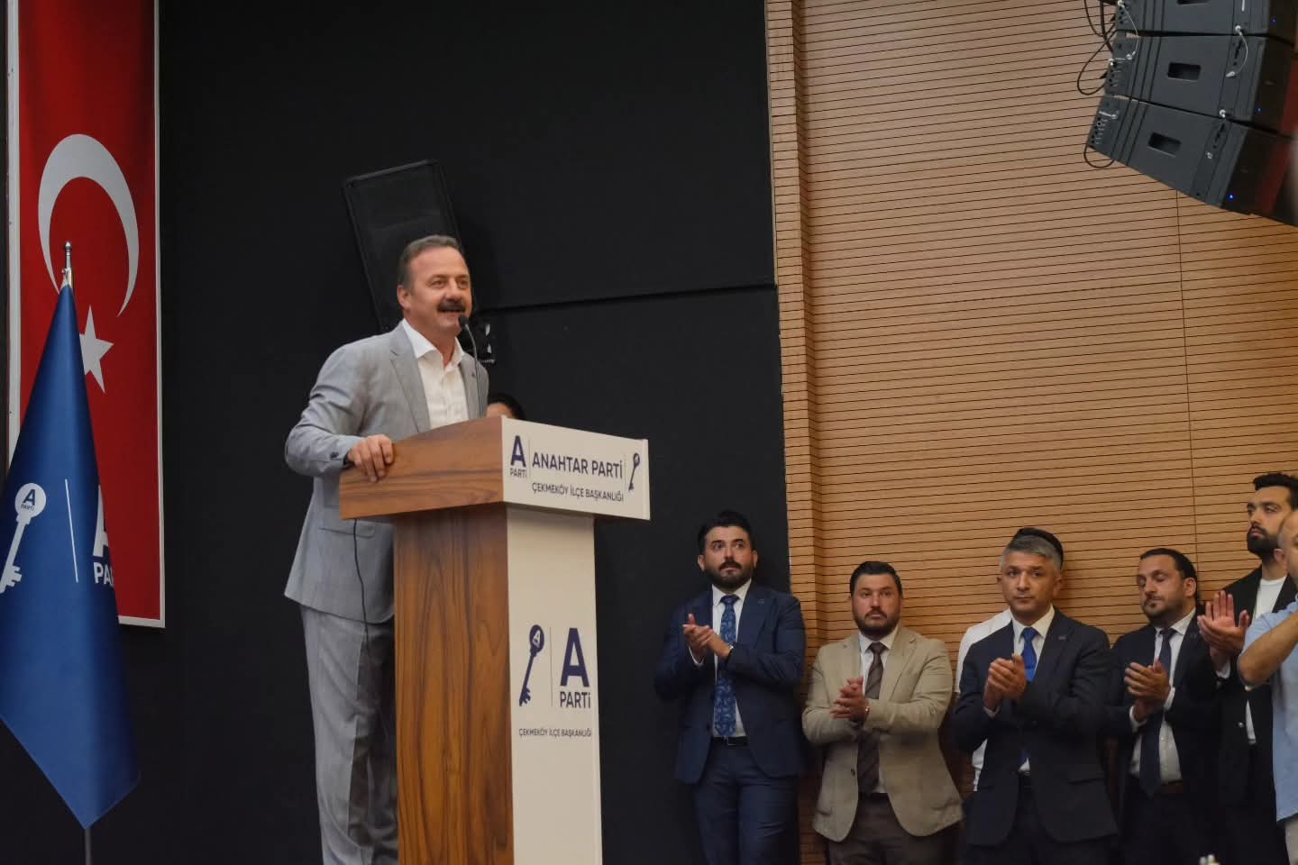 Anahtar Parti Çekmeköy'de coşkulu kongre:  Yavuz Ağıralioğlu'ndan çarpıcı tespitler