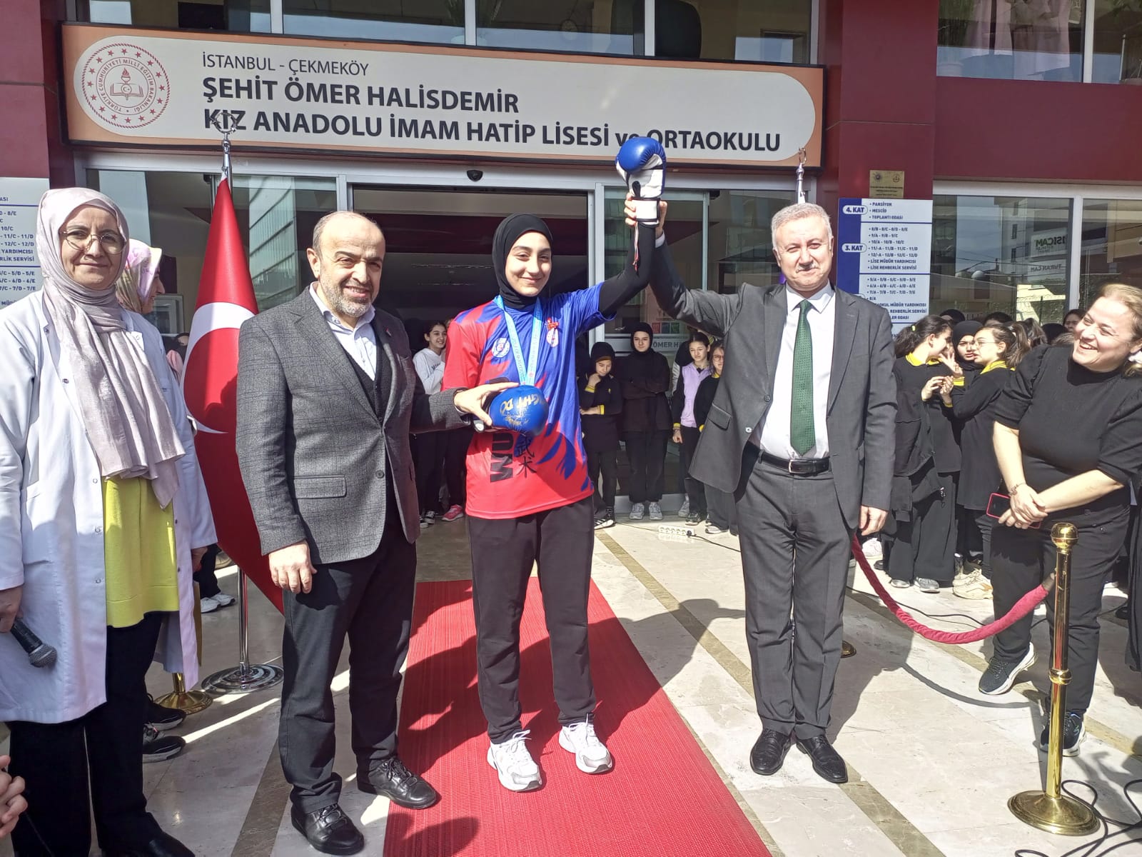 ÇEKMEKÖY ŞEHİT ÖMER HALİSDEMİR KIZ ANADOLU İMAM HATİP LİSESİ ÖĞRENCİSİNDEN BÜYÜK BAŞARI