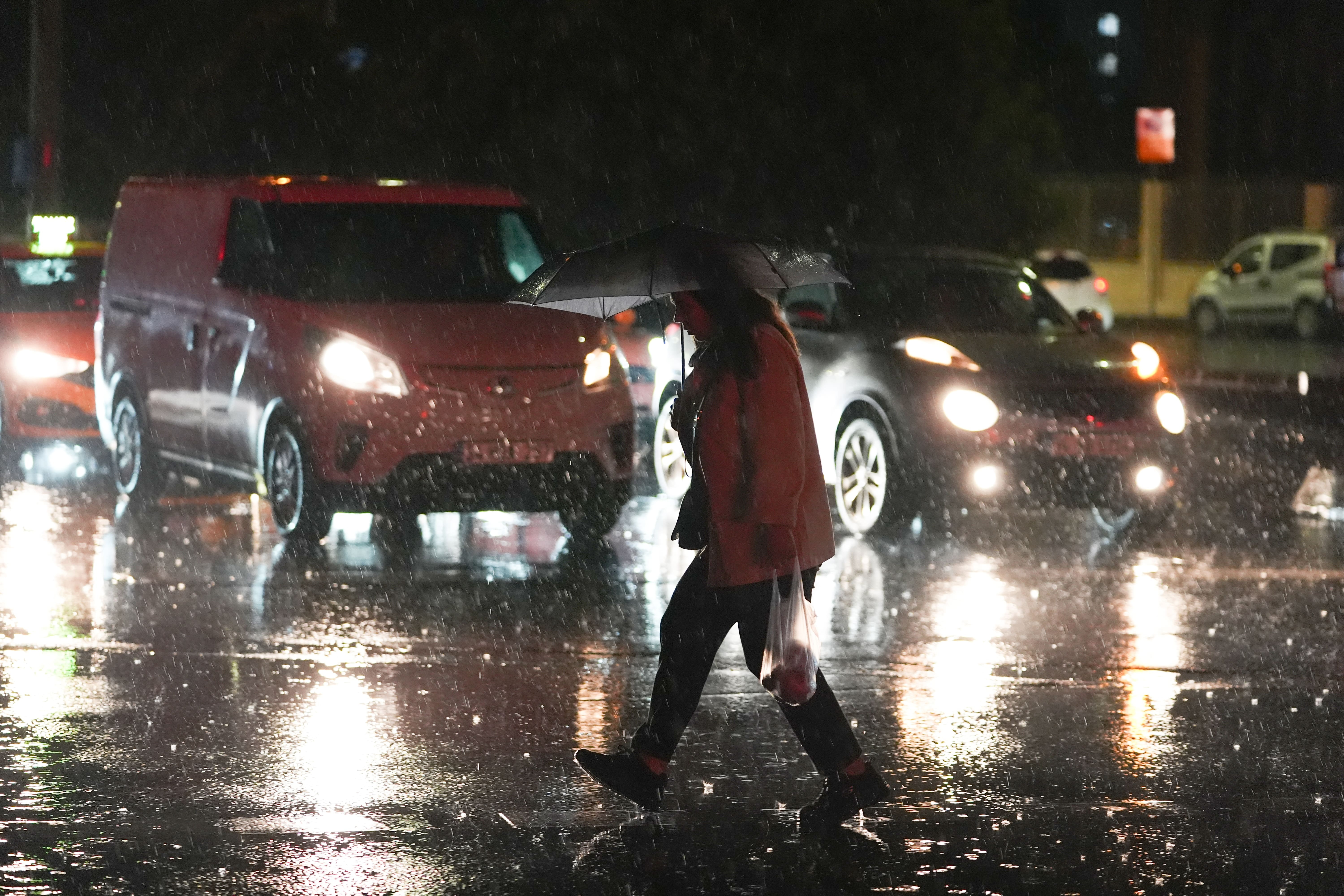 İstanbul'da sağanak yağış hayatı olumsuz etkiledi