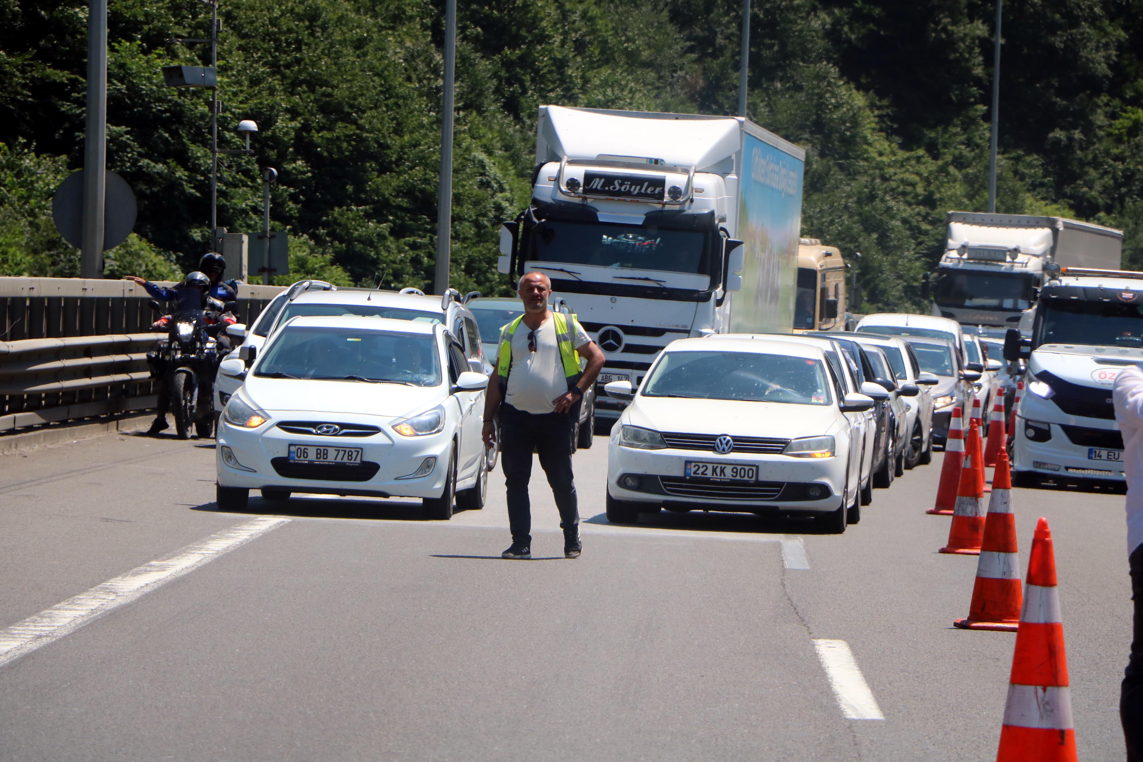 İstanbul yönü ulaşıma kapandı. 3 farklı noktada zincirleme kaza