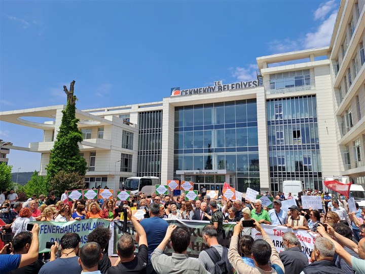 ÇEKMEKÖYLÜLER VE PAZARCI ESNAFI PAZARLARININ TAŞINMASINI İSTEMİYOR