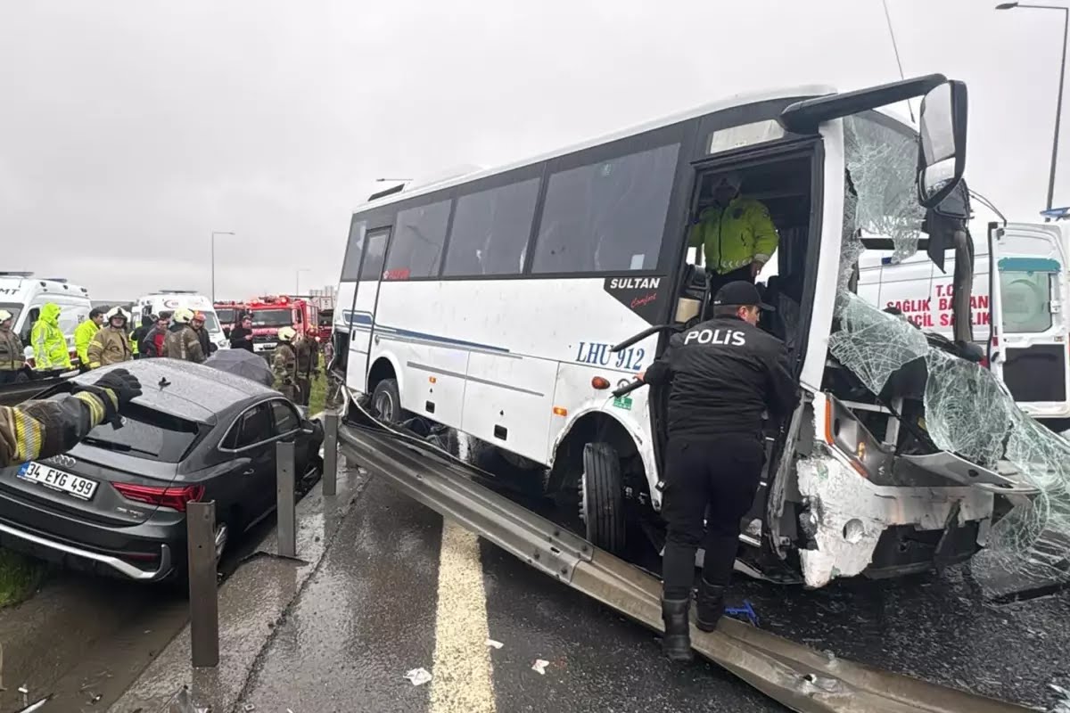 İstanbul'da polis servisinin de karıştığı zincirleme kaza: 1 polis şehit oldu, 16 kişi yaralandı