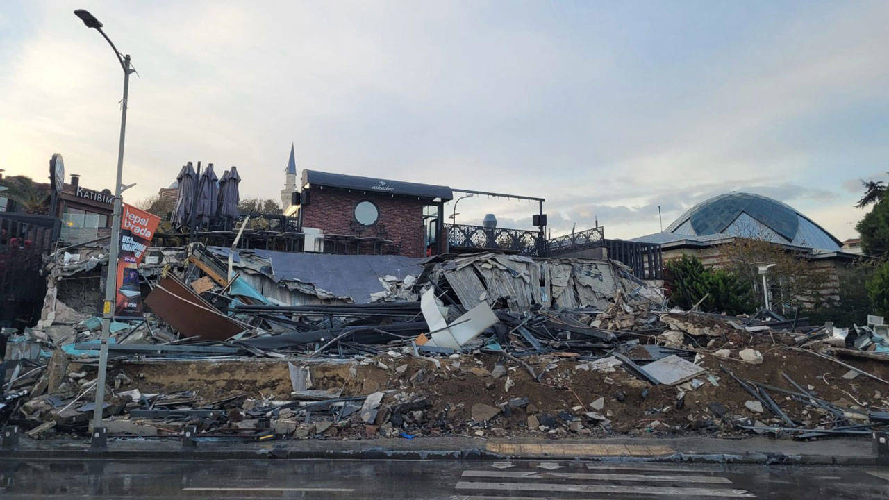 Üsküdar sahilindeki bir kaçak yapı daha İBB ekiplerince yıkıldı