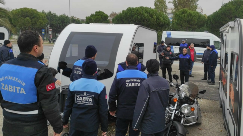İBB kamu alanlarını işgal eden karavanları halka açtı